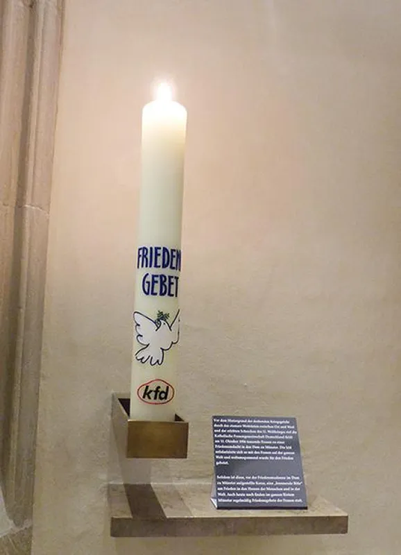 kfd-Friedenskerze im St. Paulus-Dom in Münster