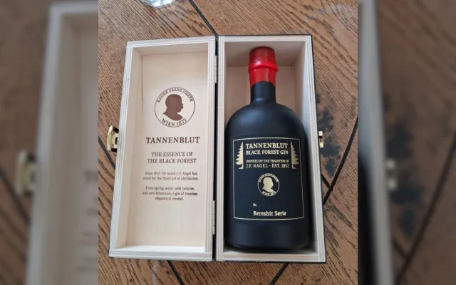 Bild: Die matte schwarze Flasche von TANNENBLUT spiegelt den Aufstieg des stillen Luxus wider