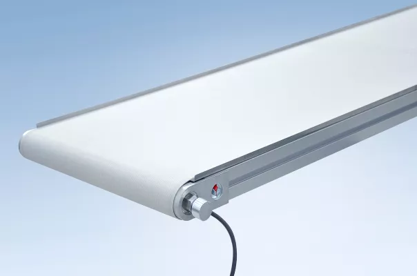 Bild: Kompakter Gurtförderer ohne Störkonturen – passt in die kleinste Lücke