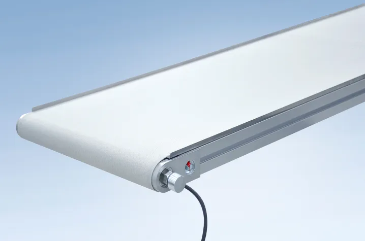 Bild: Kompakter Gurtförderer ohne Störkonturen – passt in die kleinste Lücke