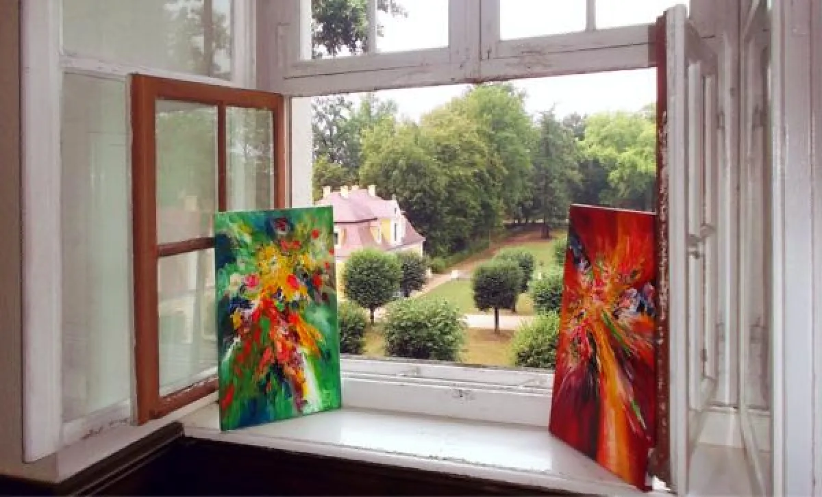 Ausblick: Moderne, abstrakte Malerei vom Kunstmaler Peter Nottrott schmückt das Barockschloss Neschw