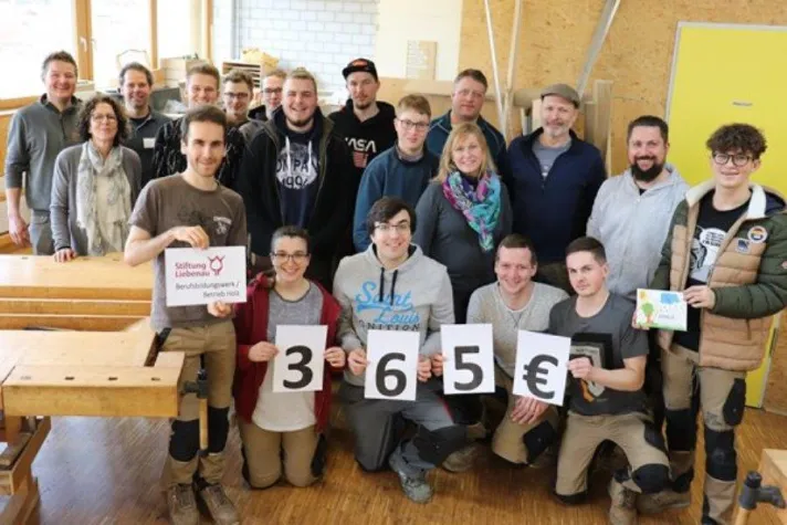 Azubis aus dem Berufsbildungswerk spenden für AMALIE Bild: Azubis aus dem Berufsbildungswerk spenden für AMALIE