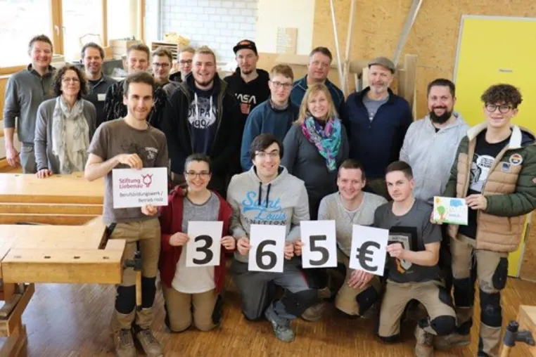 Azubis aus dem Berufsbildungswerk spenden für AMALIE Bild: Azubis aus dem Berufsbildungswerk spenden für AMALIE