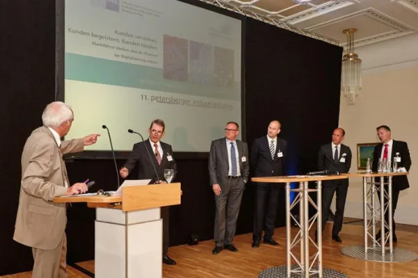 Bild: Gelebte Kundenorientierung: Geschäftsführer Nölken referieren beim Petersberger Industriedialog