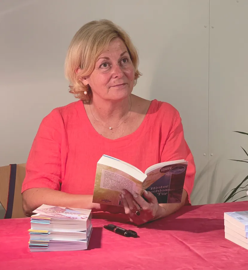 Die Autorin bei einer Lesung aus ihrer Krimireihe 