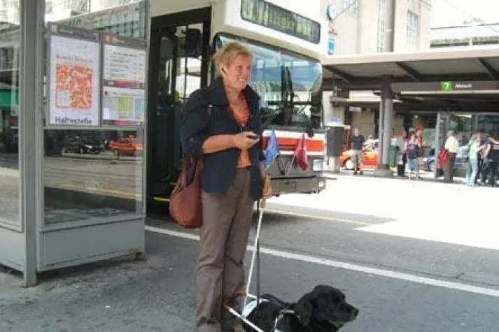 Bild: X-ident Technologie führt Sehbehinderte und Blinde