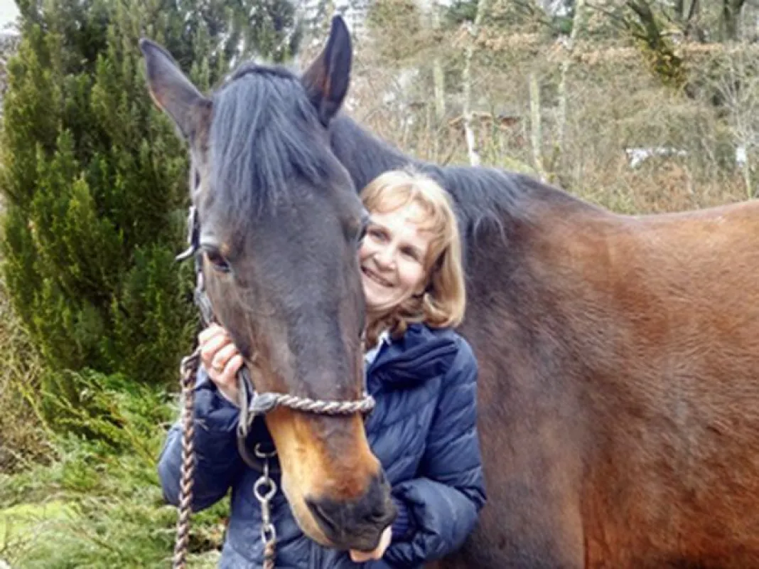 Anwältin Angelika C. Schweizer mit ihrer malenden Stute Etienne