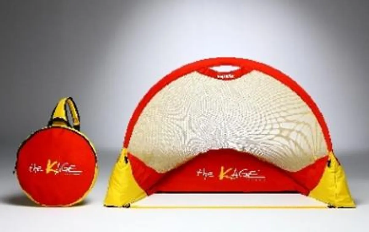 Mit The Kage wird jeder Platz zur Fußballarena, auf Wunsch in WM-Farbe.