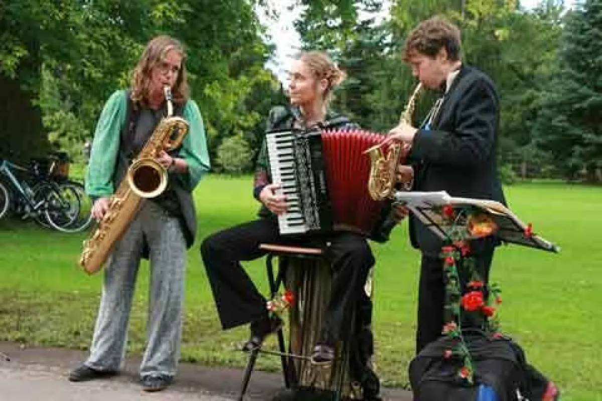 Two Troubadouras zu Dritt auf dem Töpfermarkt in Bad Bevensen