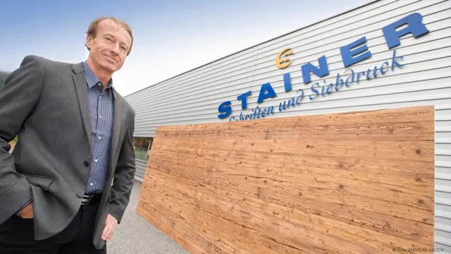Bild: STAINER Sun-Wood 3-Schichtplatten mit Altholzoptik werden mit Wirtschaftspreis ausgezeichnet