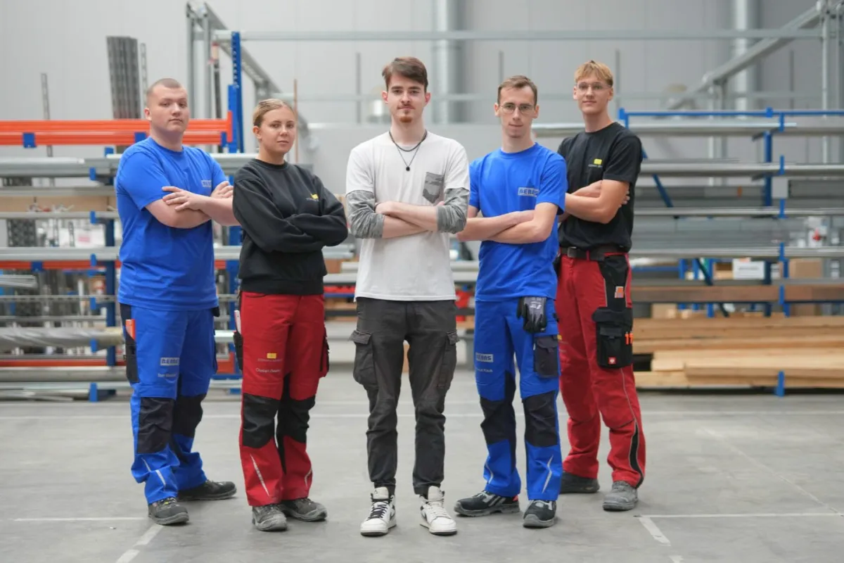 Ausbildungsstart 2025 bei der Berns Gruppe: Fünf junge Menschen starten ins Berufsleben.