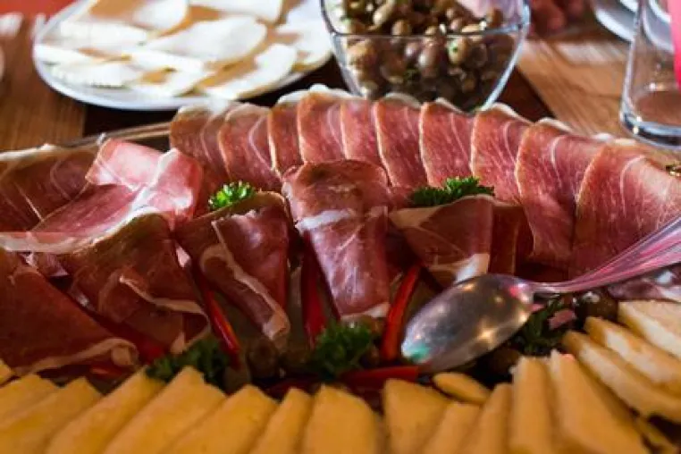 Herceg Novi in Montenegro genießen - Ein Ort, wo jeder Prosciutto seine eigene Geschichte hat Bild: Herceg Novi in Montenegro genießen - Ein Ort, wo jeder Prosciutto seine eigene Geschichte hat