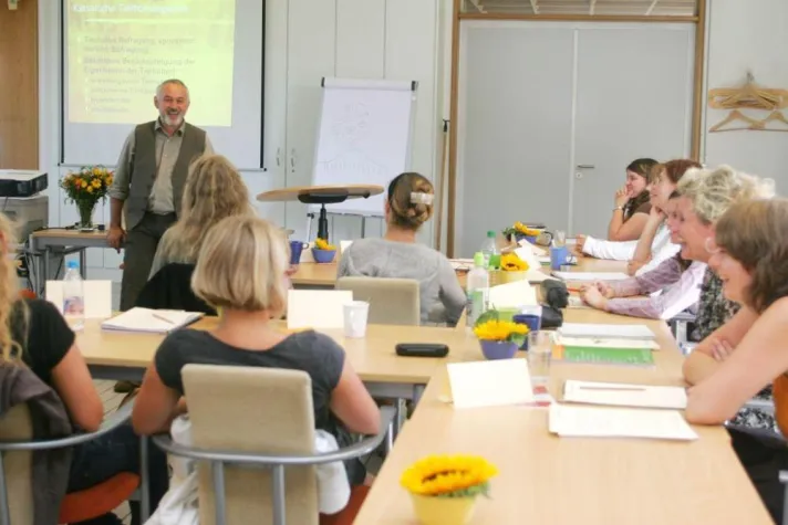 Bild: Start der Ausbildung zum Tierheilpraktiker und Tierpsychologen bei animalmundi