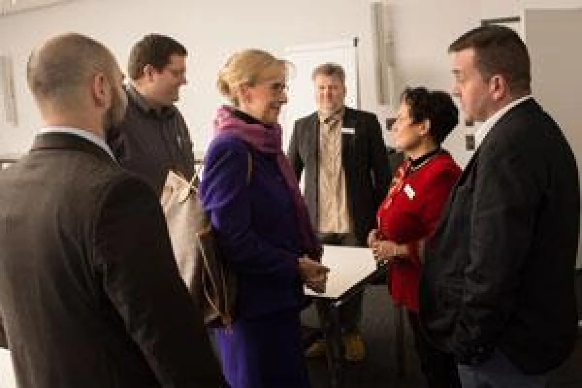 Andrea Niermann (3.v.l.) im Gespräch mit Geschäftsführer Jörg Beenken (r.) vom BFW Leipzig.