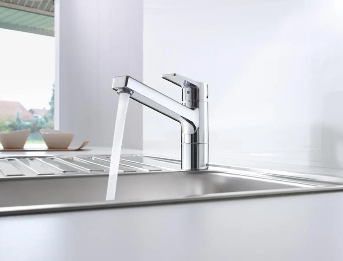 Langlebig und sicher: Hochwertige Küchenarmaturen am Spültisch. Foto: Hansa Armaturen GmbH