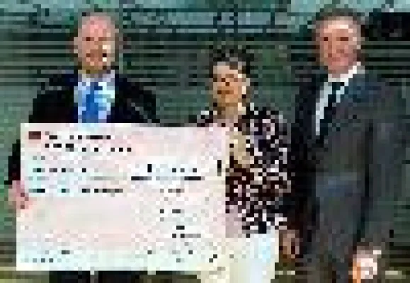Bild: Stiftung Kreissparkasse spendet 2.500 Euro für Katholische Familienpflege