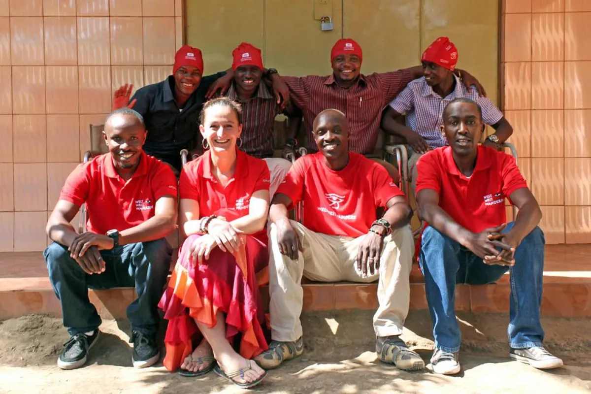Caroline Ouederrou mit den Trekking-Guides von Kilimandscharo-Bergführer Allan William.