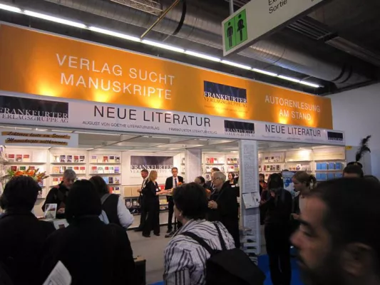 Bild: Frankfurter Verlagsgruppe AG intensiv mit den Vorbereitungen für die Frankfurter Buchmesse 2013 beschäftigt