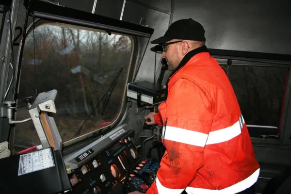 Bild: Diesel-Riese auf kleiner Bahn