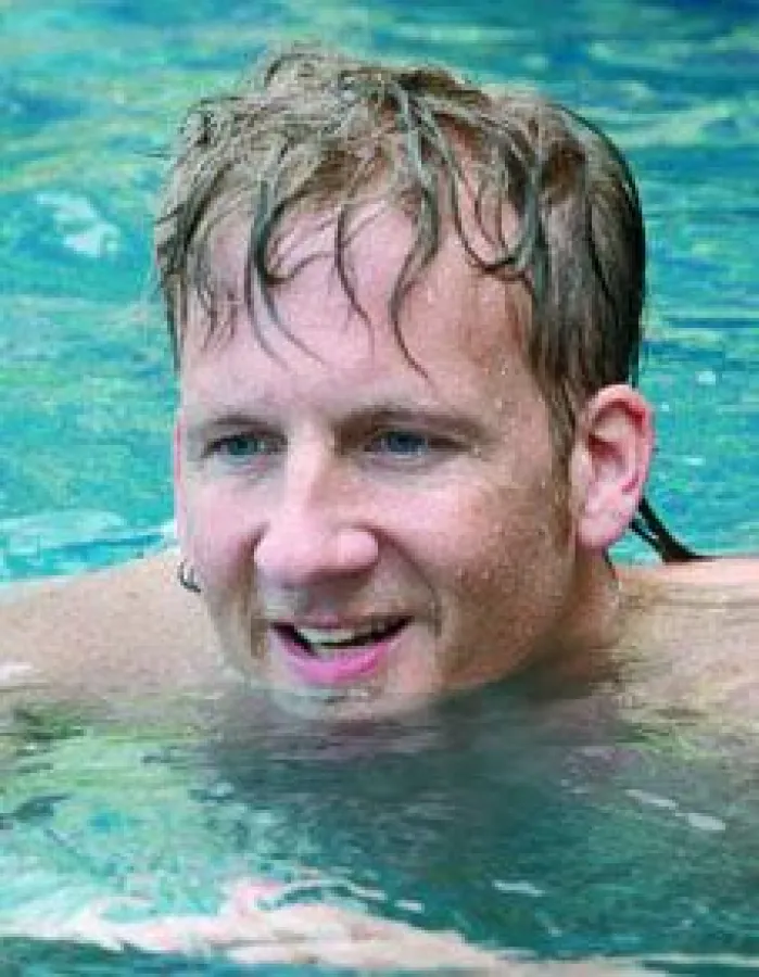 Auch schwimmend hält ContactSkin® absolut sicher.