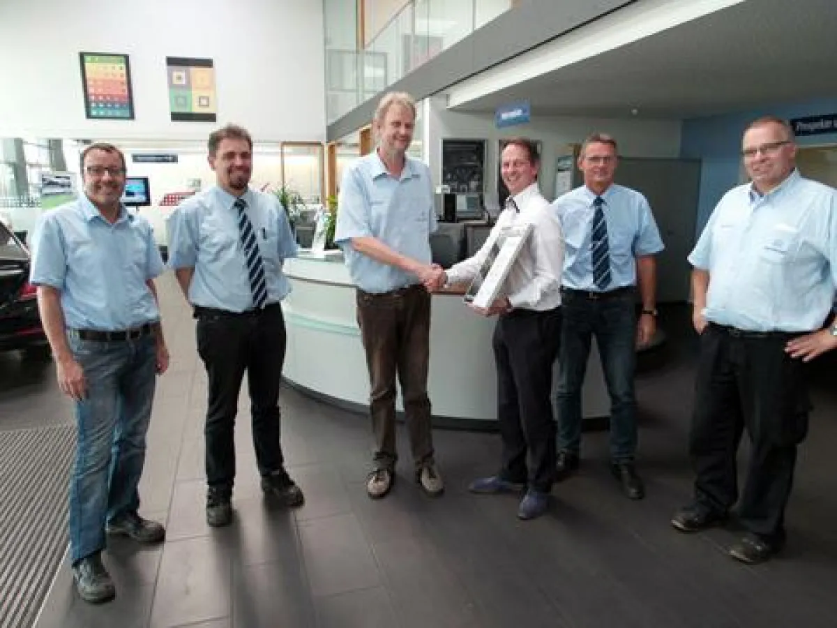 Der Technische Betriebsleiter Jos Vaessen (3. v. r.) und die Straelener Kollegen gratulieren