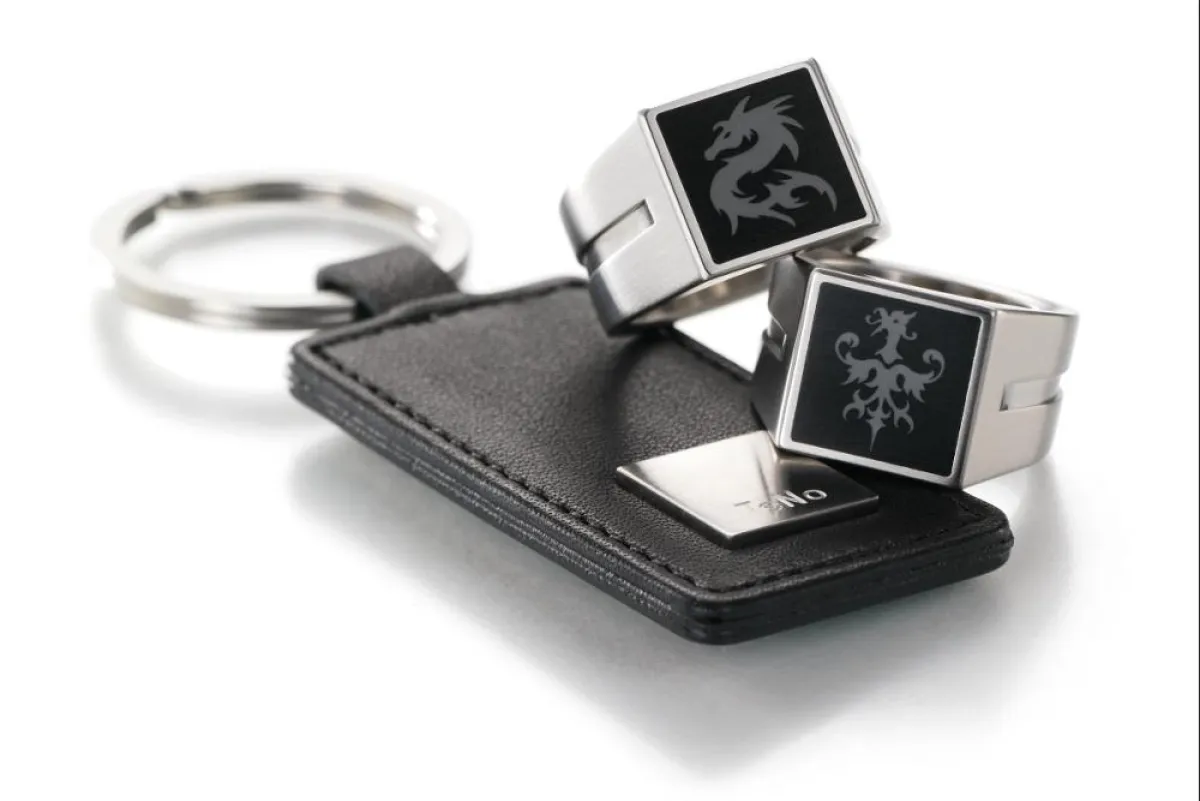 Ringe TeNo personal auf dem TeNo Schlüsselanhänger in Satin Leather mit TeNo Logo in satiniertem Edelstahl
