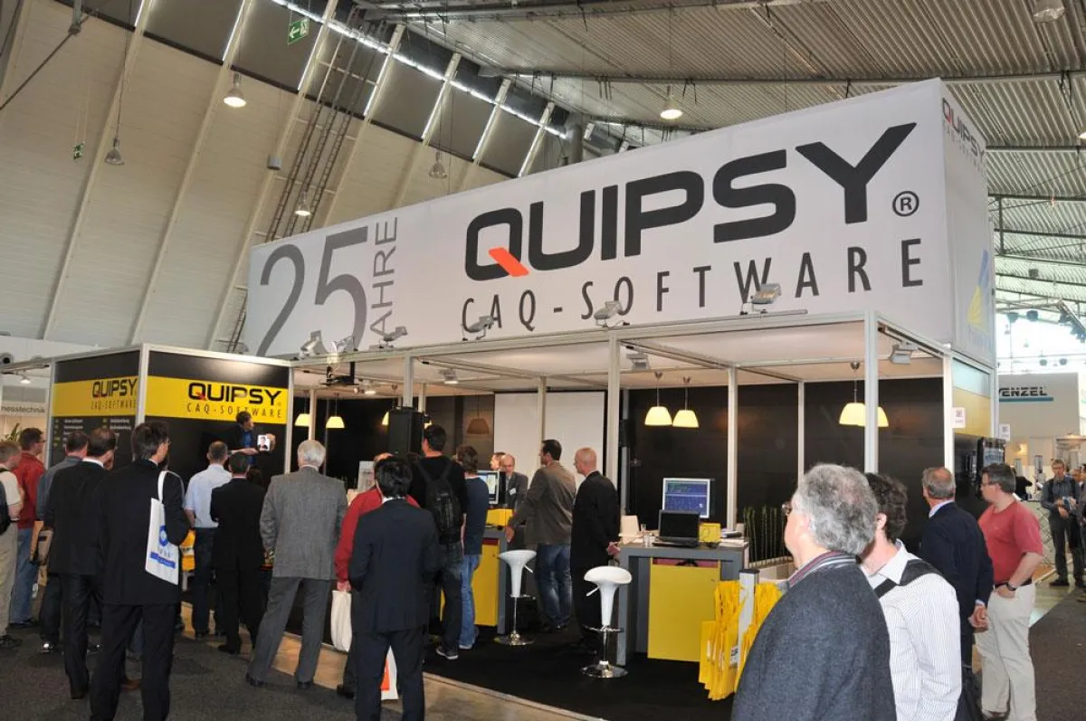 Beigeisterte Besucher auf dem Messestand bei QUIPSY