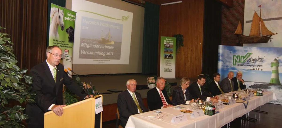 Vorstandsvorsitzender Johann Cremer (am Rednerpult) geht für 2011 von einem Wachstum von 8 bis 9 Prozent aus.