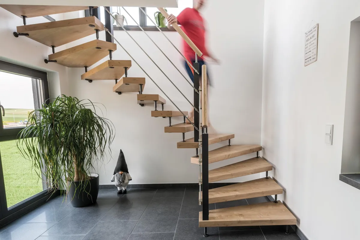 Für die Nachrüstung mit rutschhemmenden Stufen auf bestehenden Treppen winken staatliche Zuschüsse.