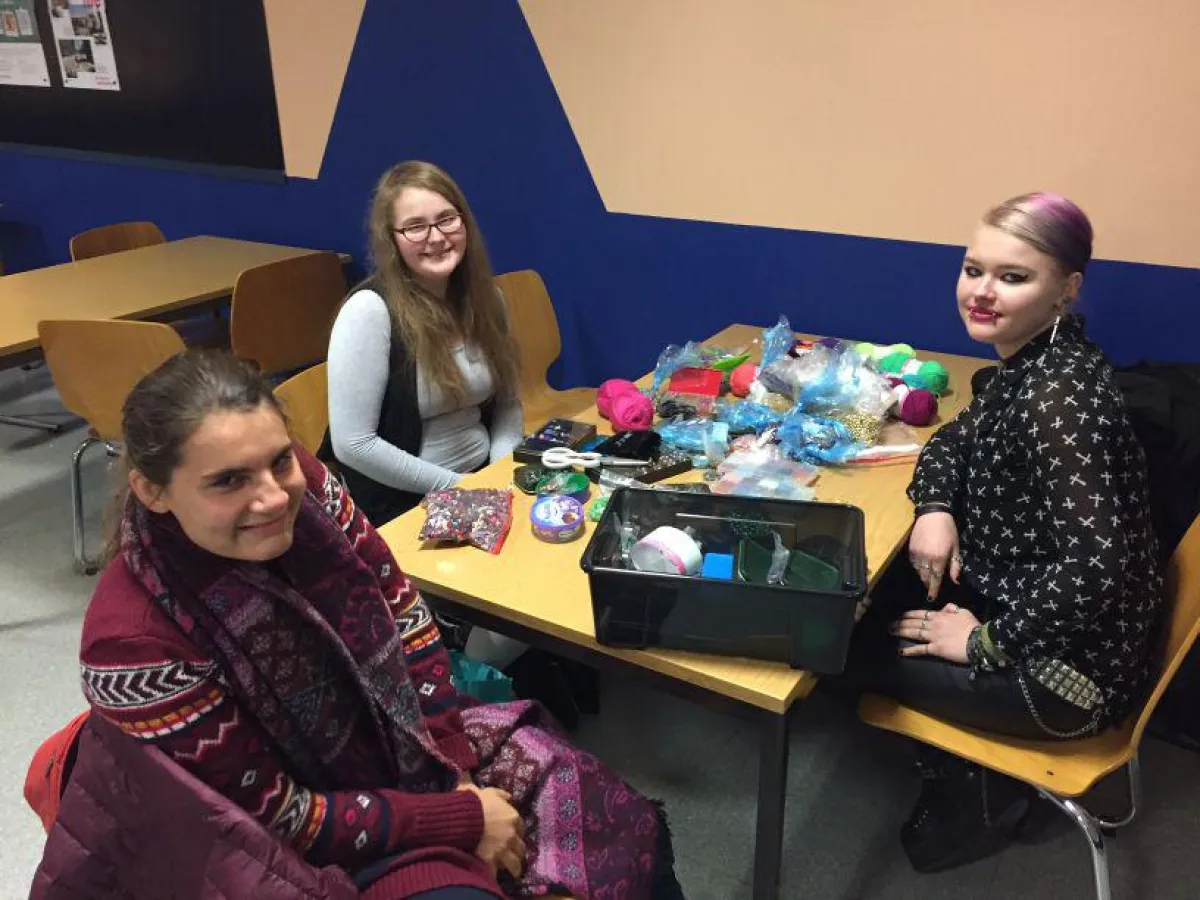 Solveig, Sophie und Jill (Klasse 12) bei der Bastelarbeit eine Woche vor dem Weihnachtscafé
