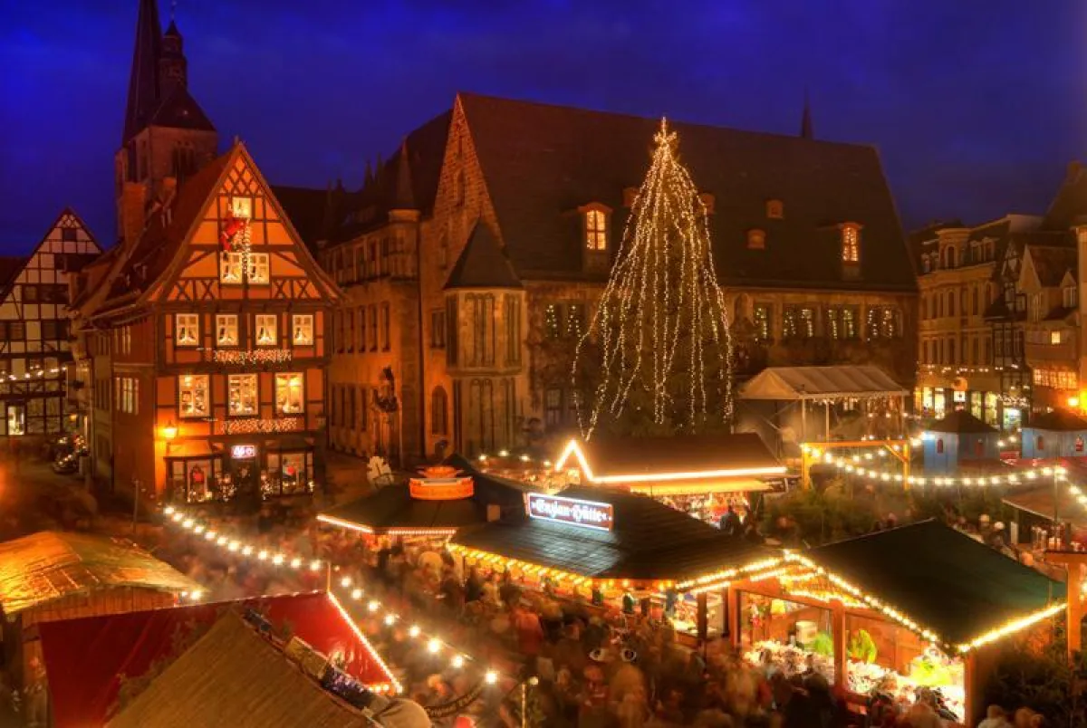 Erleuchteter Weihnachtsmarkt zur Adventszeit in der historischen Altstadt von Quedlinburg im Harz Foto: Jürgen Meusel