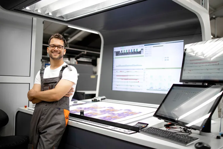 Bild: Die Broschürenproduktion zeigt die Vielfalt moderner Arbeitsplätze in Onlinedruckereien