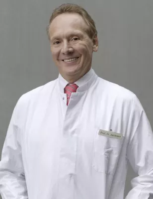Bild: Prof. Günter Germann: " Es geht bei der Plastischen Chirurgie nicht um Schönheit, sondern um Lebensqualität."