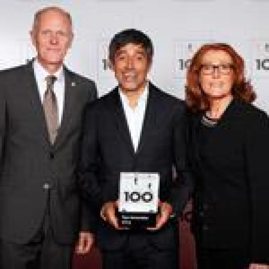 Sabine Herold und Robert Saller von DELO nehmen die Auszeichnung aus den Händen von Ranga Yogeshwar