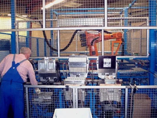 Bild: Mensch und Roboter Hand in Hand - de Man entwickelt Roboter-Handling für PUR-Integralschaum-Teile