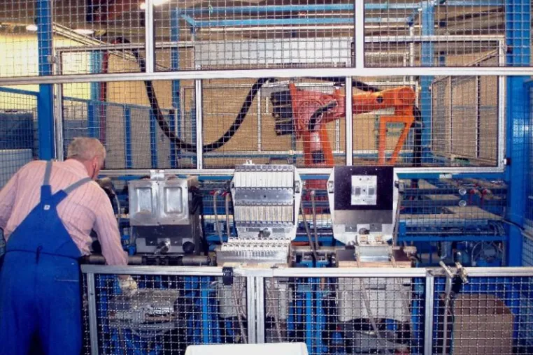 Bild: Mensch und Roboter Hand in Hand - de Man entwickelt Roboter-Handling für PUR-Integralschaum-Teile
