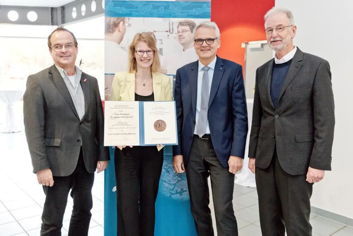 Helma Wennemers (2.v.l.) neben Dieter Jahn (l.), Vorstandsvorsitzender des Fördervereins, Dirk Heinz, Wissenschaftlicher HZI-Geschäftsführer, und dem Geschäftsführer des Fördervereins, Hansjörg Hauser