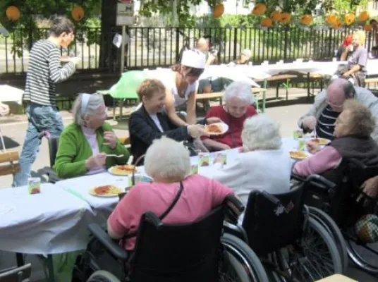 Bewohner des Bethesda Seniorenzentrum beim Spaghetti Essen der Langen Tafel im Graefe-Kiez Bild: Bewohner des Bethesda Seniorenzentrum beim Spaghetti Essen der Langen Tafel im Graefe-Kiez