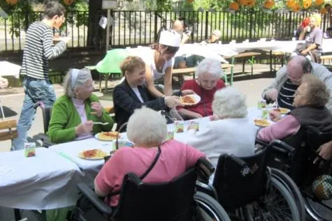 Bild: Bewohner des Bethesda Seniorenzentrum beim Spaghetti Essen der Langen Tafel im Graefe-Kiez