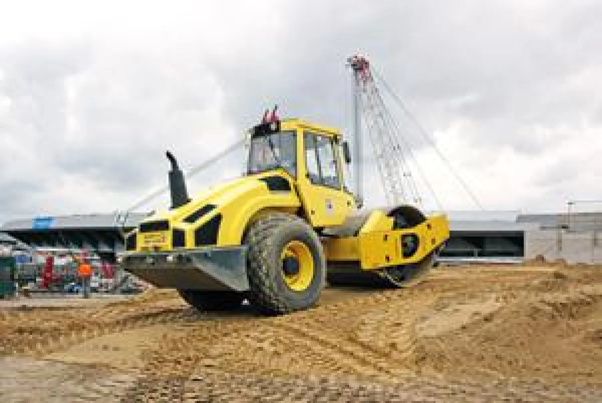 Walze von HKL BAUMASCHINEN im vollen Einsatz beim Brückenbauprojekt Hafencity.