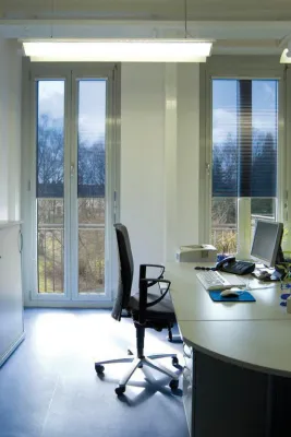 Bild: Blendschutz und Hitzeschutz am Bildschirmarbeitsplatz