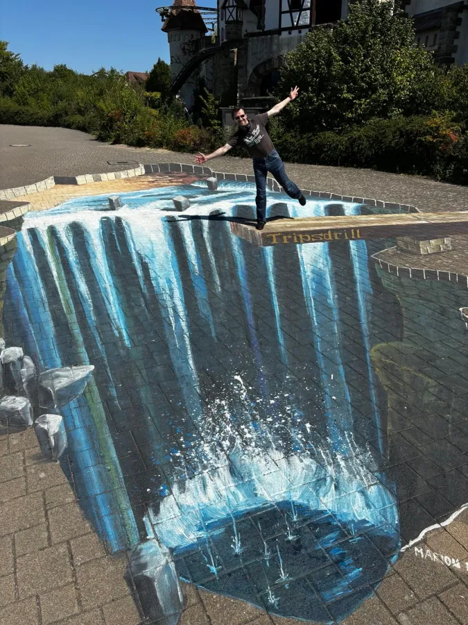 Neben den verschiedenen Achterbahnen war auch ein schwindelerregende Hintergrund ein Highlight und b (© Behindertenhilfe Offenbach)