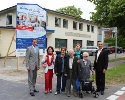 Bild: DAS SCHILD STEHT: Einsiedel BETREUTES WOHNEN in Wittmund feiert Bauschildaufstellung