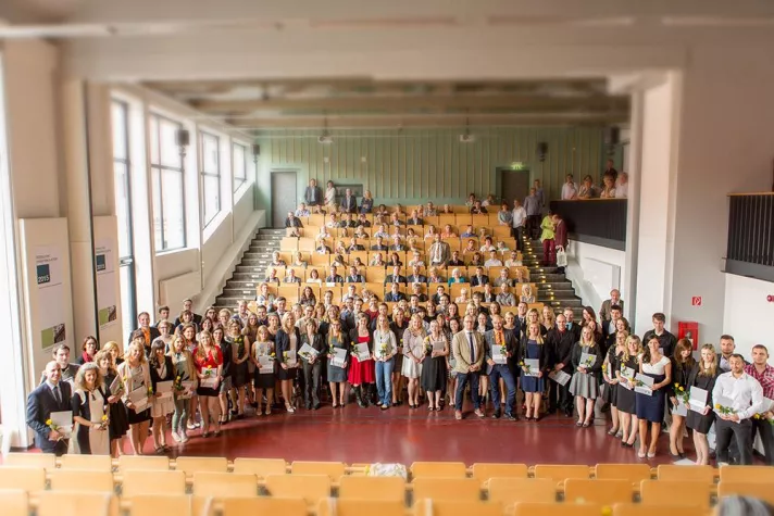 Bild: 167 Neu-Alumni am Fachbereich Verwaltungswissenschaften verabschiedet