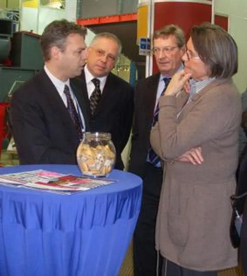 Zeigte sich in der Diskussion mit topsystems Vertriebsboss Andreas Finken (li) im Rahmen der WIN World of Industry 2010 beeindruckt von topSPEECH-Lydia: Ministerin für Wirtschaft, Mittelstand und Ener