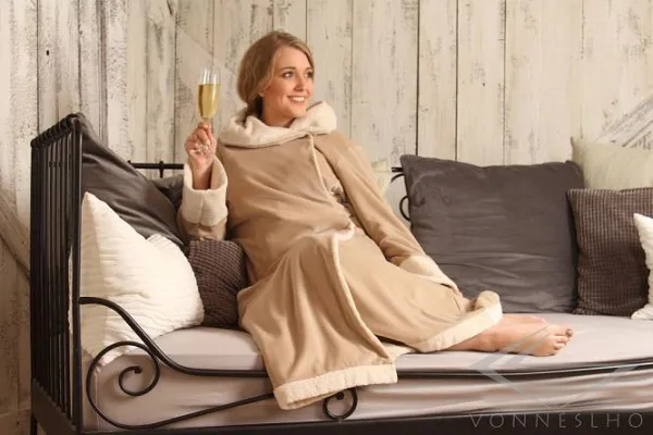 Bild: Perfekt für Weihnachten: Exklusiver Wellnessmantel für den Laufsteg