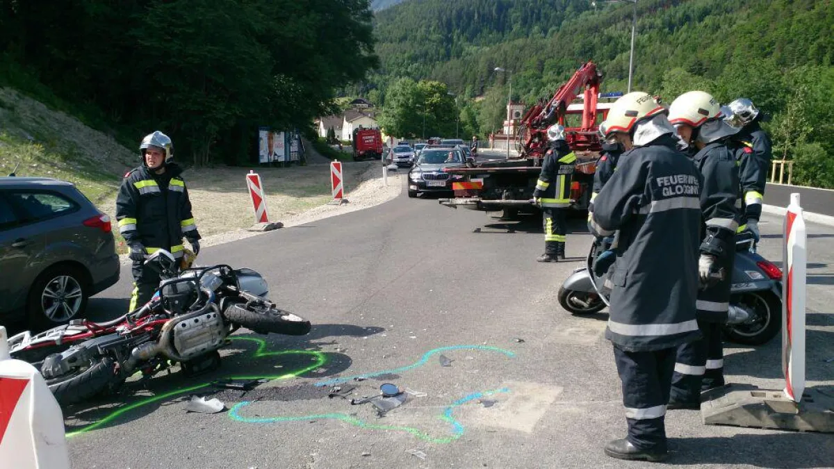 Freimachen der Unfallstelle durch die alarmierte Feuerwehr Gloggnitz Stadt