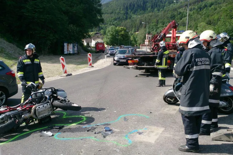 Verkehrsunfall auf der B27 mit zwei Motorrädern und zwei verletzen Personen Bild: Verkehrsunfall auf der B27 mit zwei Motorrädern und zwei verletzen Personen