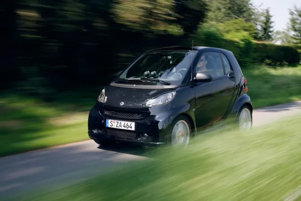 Bild: Weltgrößtes Polycarbonat Dachmodul spart 40% Gewicht bei neuem smart fortwo Panorama-Dach