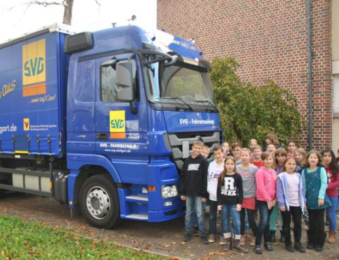 Die Schüler der Haldenschule in Rommelshausen begrüßen den  SVG-Truck.